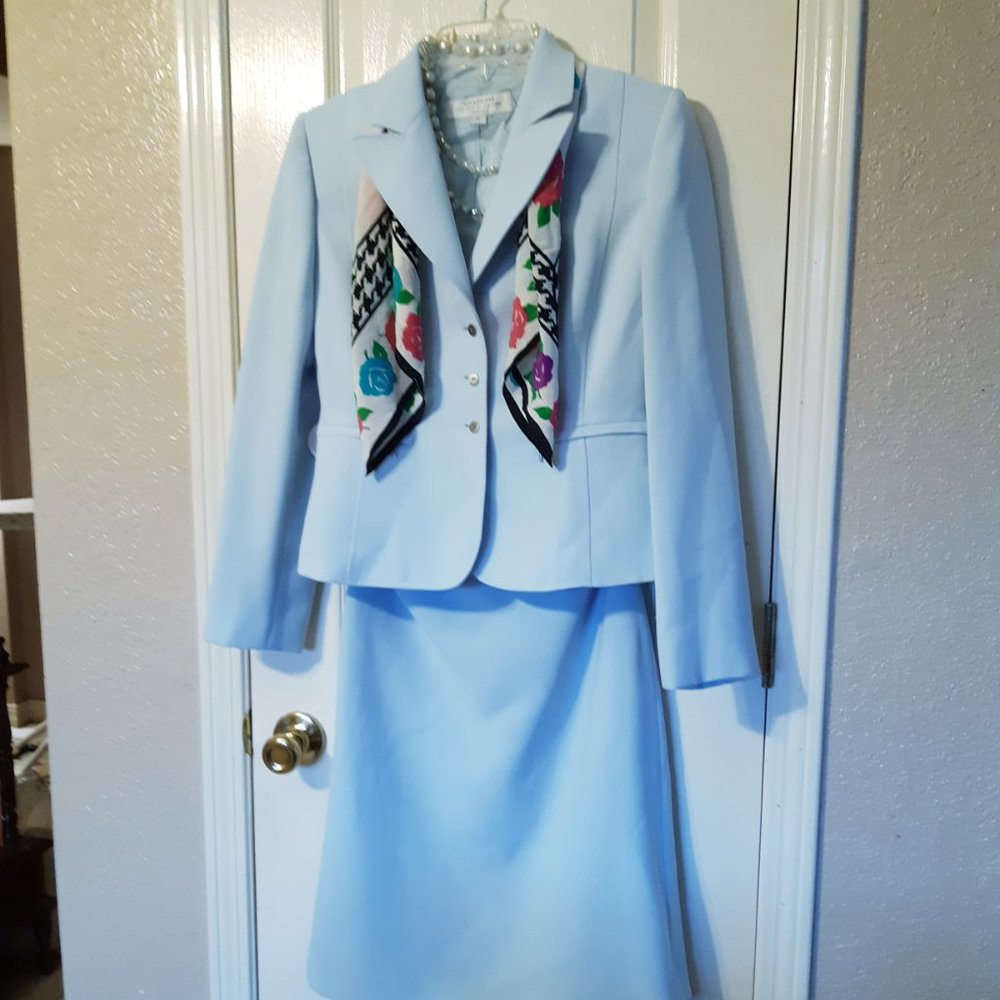 Tahari Woman's Skirt Suit 4P